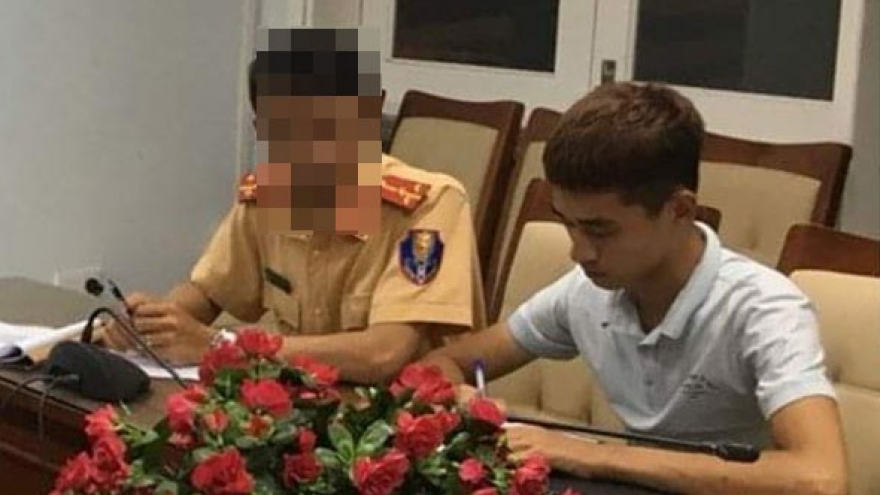 2 thanh niên bốc đầu xe máy trên cầu Rồng Đà Nẵng đến từ Cao Bằng